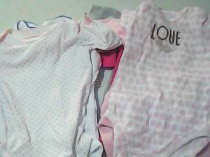 7 onesies size 6 mnths, Newlike ne...