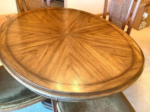 lot 5 image: Vintage Dining Room Table and Chairs