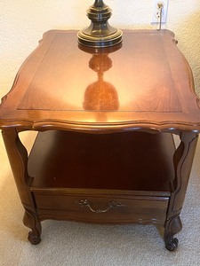 lot 3 image: Traditional Style EndAccent Table