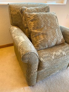 lot 4 image: Lovely Upholstered Arm Chair