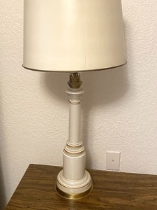 lot 129 image: Vintage White Table Lamp