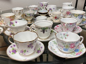 lot 34 image: Fabulous Lot of Vintage TeacupsSaucers