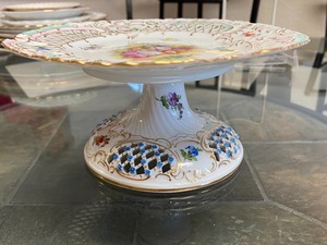 lot 40 image: Dresden Pedestal Small Server