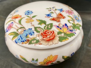 lot 36 image: Aynsley Covered DishTrinket Box
