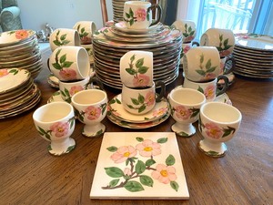lot 60 image: 93 Piece Set of Franciscan Desert Rose China