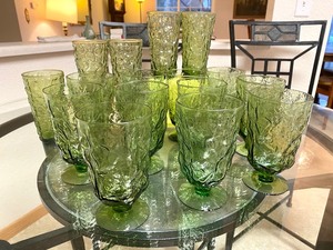 lot 26 image: Vintage Anchor Hocking Green Milano Glass Tumblers