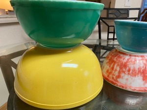 lot 22 image: Pyrex Primary Colors Nesting Mixing Bowl Set
