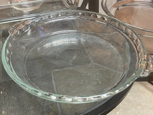 lot 24 image: Variety of Bakeware including Pyrex Measuring Cup
