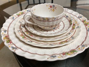 lot 30 image: Spode China Set- Cowslip
