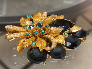lot 50 image: Beautiful Vintage Brooch