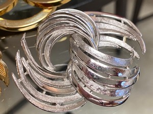 lot 49 image: Three Vintage Brooches