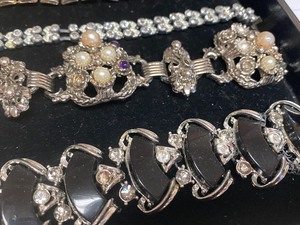 lot 56 image: Variety of Vintage Costume Jewelry