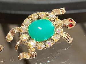 lot 51 image: Adorable Pair of PetiteTurtle Brooches