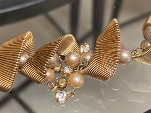 lot 53 image: Gold Tone Vintage Twisty Necklace