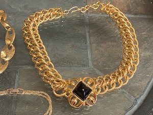 lot 59 image: Vintage Gold Tone Jewelry