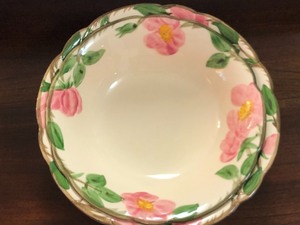 lot 64 image: Franciscan Covered Casserole Dish & Two Serving Bowls in Desert Rose