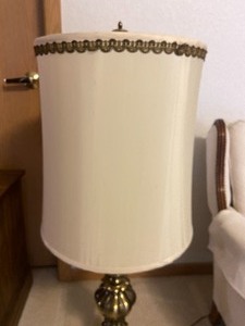 lot 81 image: VIntage Gold Tone Table Lamp