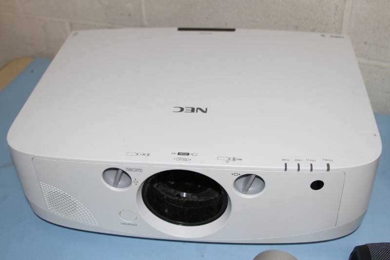 Lot - JBL Bluetooth Speaker Hitachi & NEC Projectors Pan  Tilt Video Camera & Digital Video Mixer - PARTS & REPAIR