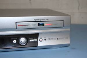 JVC HR-XVC25U DVD  VCR Combination Combo Video Player & Remote Control