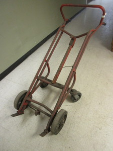 lot 545 image: 2 WHEEL UPRIGHT BARREL DOLLIE.