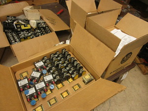 lot 562 image: NEW ALLEN BRADLEY CONTACTOR AND VARIOUS FUSE HOLDERS