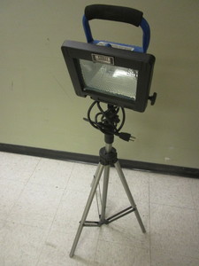 lot 617 image: MASTER TRADESMAN WORK LIGHT W ADJUSTABLE GIOTTOS TRIPOD LIGHT STAND