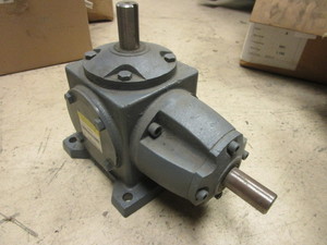 lot 638 image: BOSTON GEAR RIGHT ANGLE SPEED REDUCER - NEW