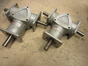 lot 662 image: BOSTON GEAR MANUAL ACTUATORS