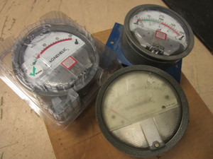 lot 692 image: DWYER WATER PRESSURE GAUGES