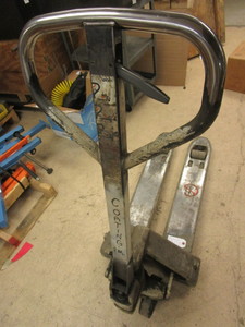 lot 500 image: CROWN PALLET JACK