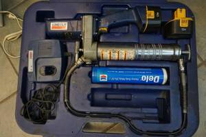 lot 13 image: Lincoln grease gun kit