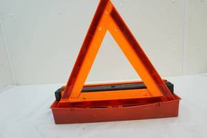 lot 14 image: Warning triangle flare kit