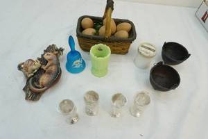 lot 34 image: vintage collectibles