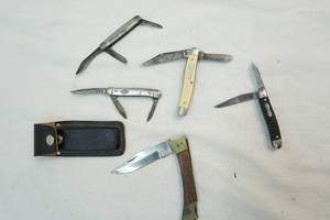 lot 36 image: folding knives