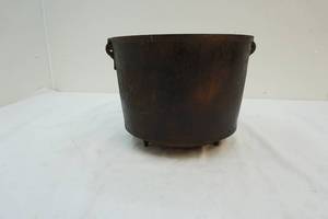 lot 40 image: Cast iron Cauldron