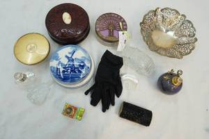 lot 42 image: vintage powder jars