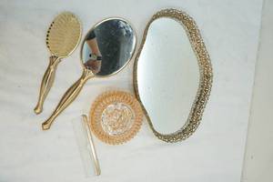 lot 43 image: vintage vanity set