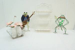 lot 107 image: frog dcor ,shelf