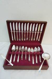 lot 118 image: Silverware in case