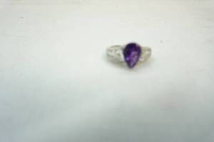 lot 121 image: Gem stone ring
