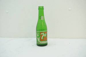 lot 187 image: Vintage 7up bottle