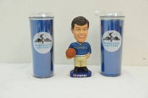 lot 193 image: Bobblehead, tumblers