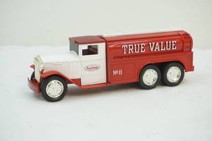 lot 200 image: Scale tanker truck
