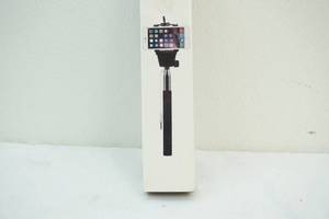 lot 225 image: Selfie stick