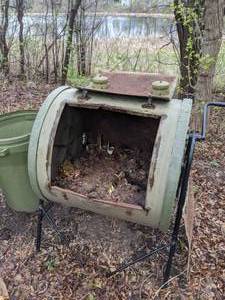 lot 8 image: Mantis Compact 88 Gallon Tumbling Composter