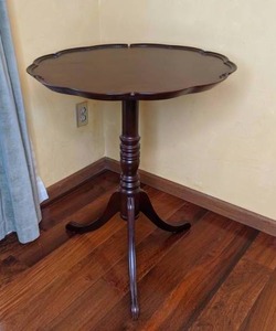 lot 10 image: Vintage Solid Wood Tilt-Top Pie Crust Wine Table
