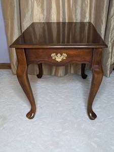 lot 19 image: Classic Queen Anne Wood End Table