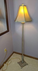 lot 32 image: Elegant Metal Floor Lamp