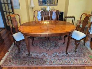 lot 1 image: Formal Dining Table w Chairs & Matching Queen Anne Hutch (See photos)