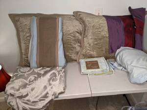 lot 139 image: Pillows, Linens & Bedding